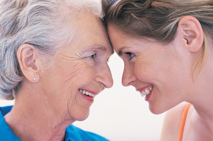 femme âgée et jeune femme se souriant