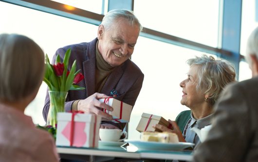 groupe de personnes âgées échangeant des cadeaux pour la Saint-Valentin