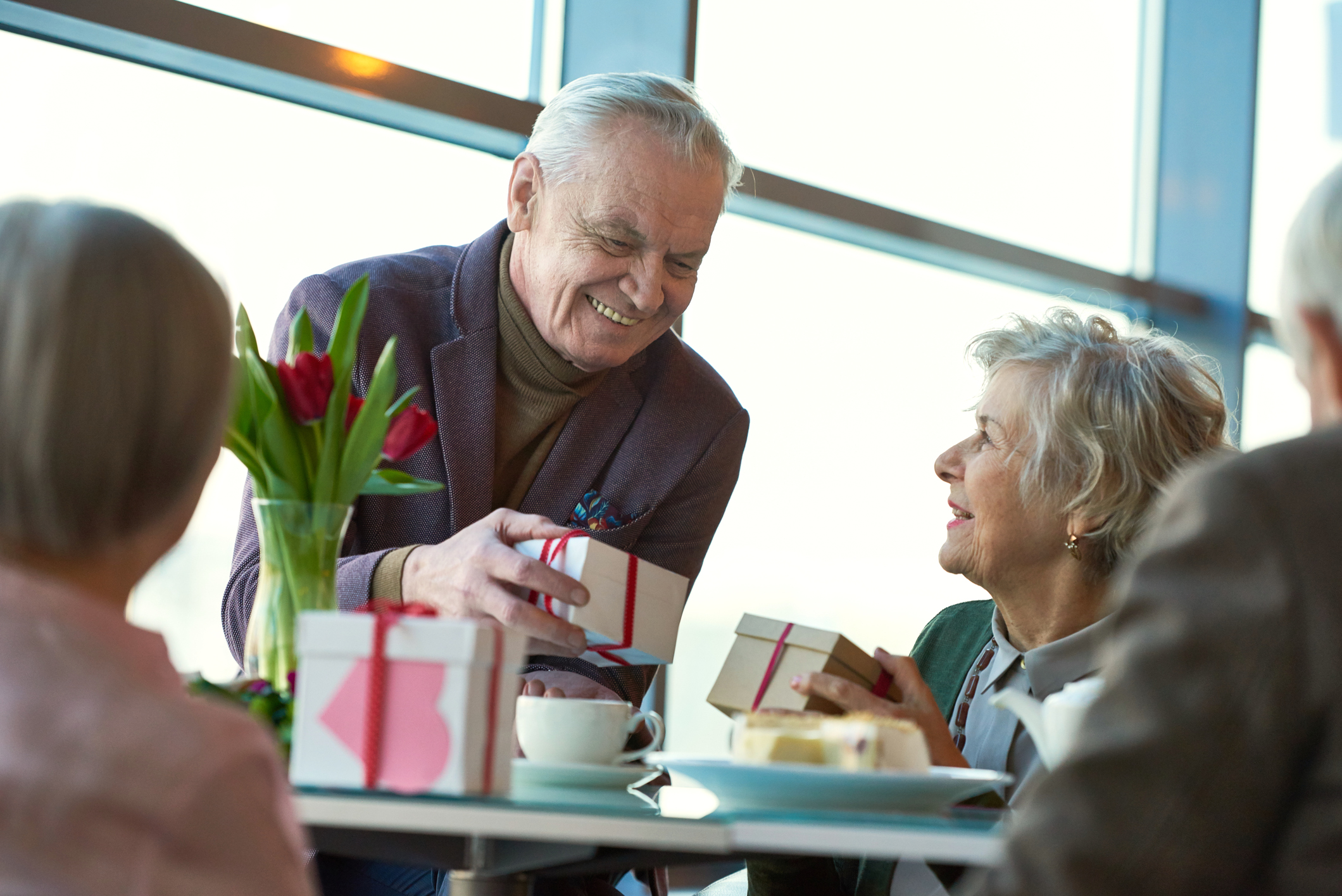 groupe de personnes âgées échangeant des cadeaux pour la Saint-Valentin