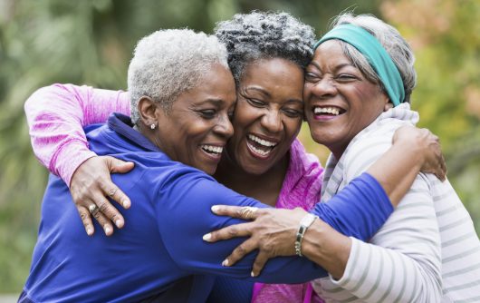 groupe de femme âgée riant et embrassant