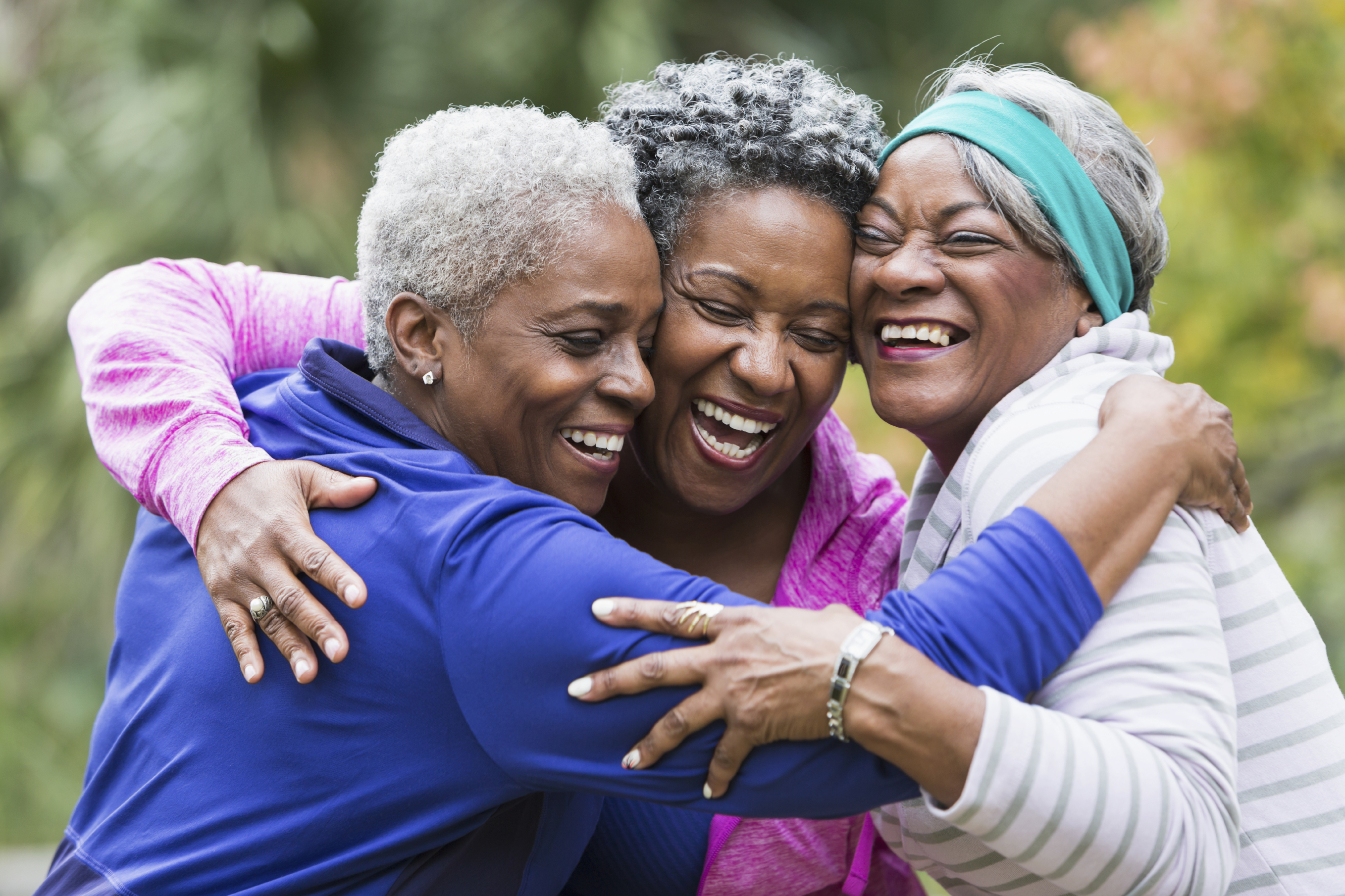 groupe de femme âgée riant et embrassant