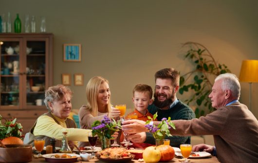 famille au dîner de vacances verres tintants