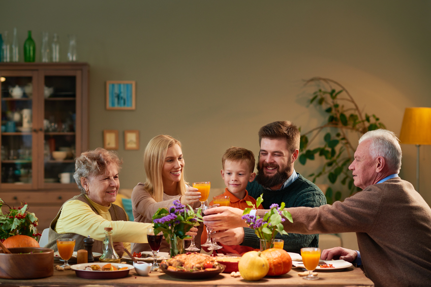 famille au dîner de vacances verres tintants