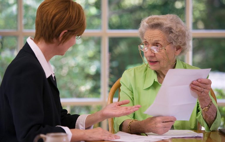 femme âgée à la recherche d'options de financement