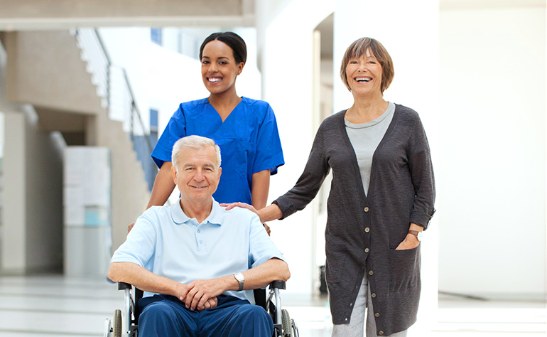 infirmière avec couple de personnes âgées, homme en fauteuil roulant
