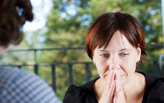 Soignant croisant les mains tout en faisant face à la dépression