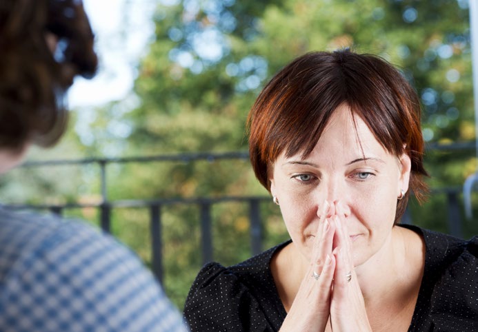 Soignant croisant les mains tout en faisant face à la dépression