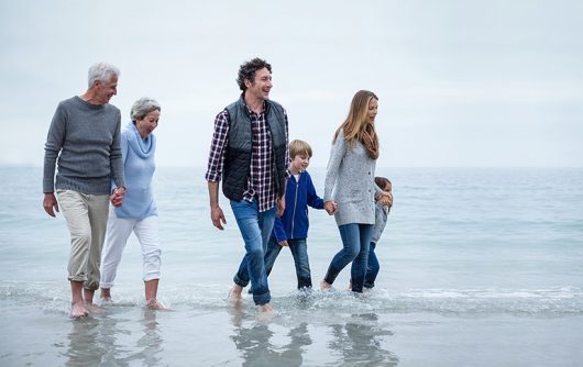 Famille marchant le long de la plage