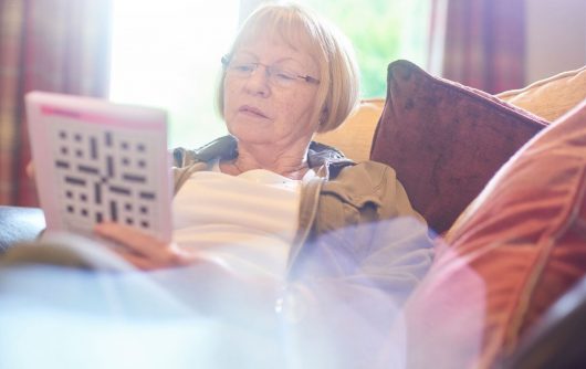 femme âgée faisant des mots croisés