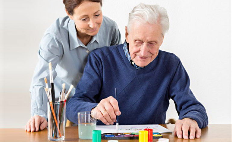 Man peinture avec femme regardant par-dessus son épaule