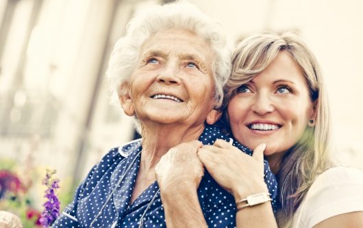 femme âgée et fille souriante