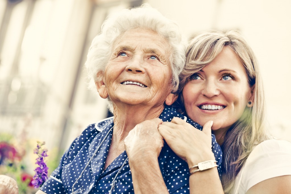 femme âgée et fille souriante