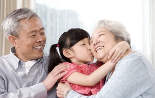 petite-fille embrassant les grands-parents sur la joue