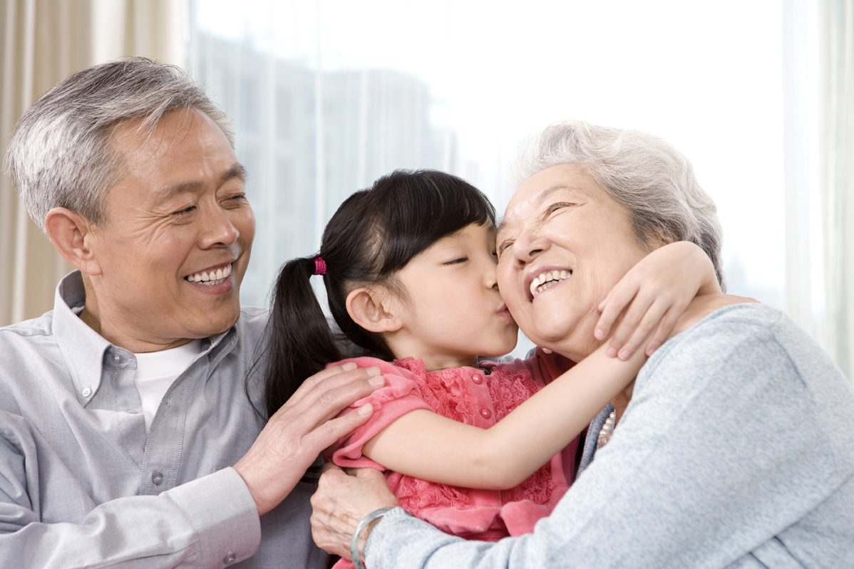 petite-fille embrassant les grands-parents sur la joue