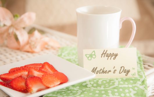 mug et fraises avec note qui dit bonne fête des mères