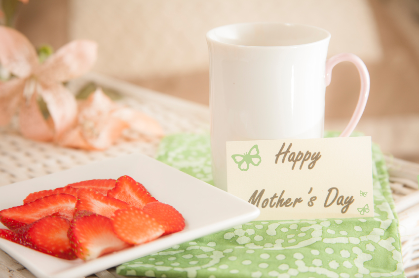 mug et fraises avec note qui dit bonne fête des mères