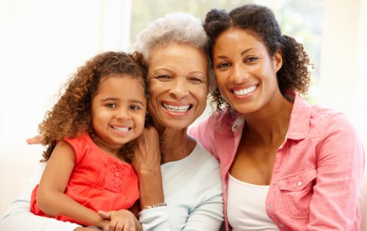 mère, fille et petite-fille souriantes