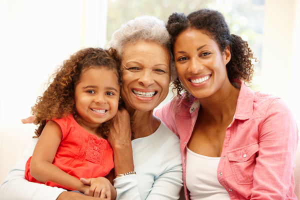 mère, fille et petite-fille souriantes