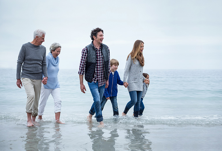 famille marchant dans l'eau à la plage