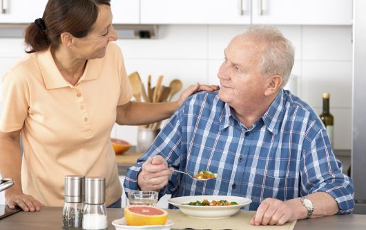 homme aîné, manger, légumes, à, soignant