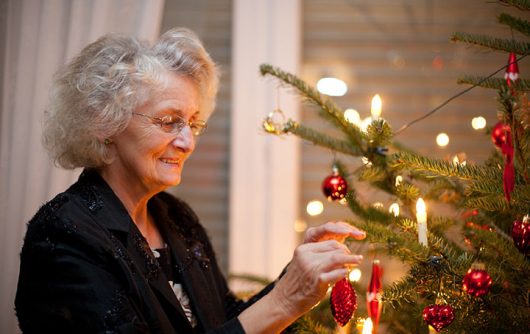 femme aînée, mettre, ornements, sur, arbre