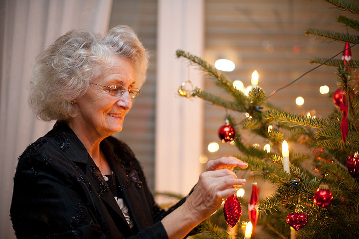 femme aînée, mettre, ornements, sur, arbre