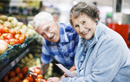 couples aînés, cueillette, produire, à, épicerie