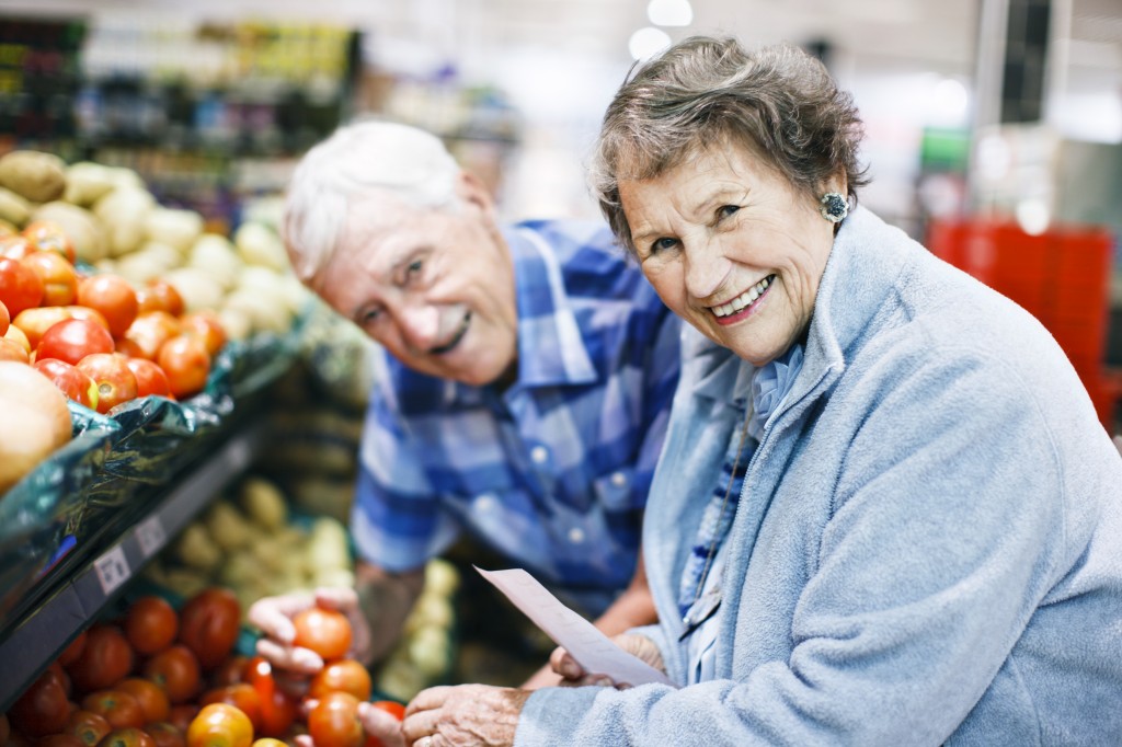 couples aînés, cueillette, produire, à, épicerie