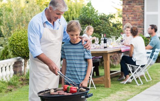 homme aîné, et, jeune garçon, barbecue