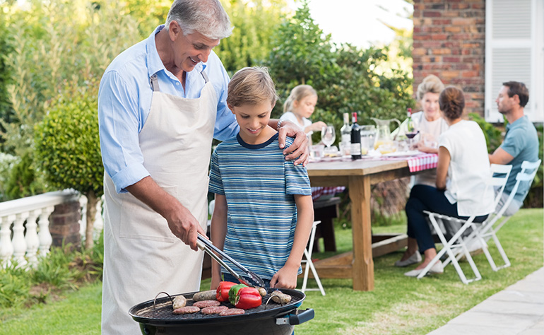 homme aîné, et, jeune garçon, barbecue