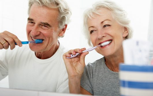 couple de personnes âgées se brosser les dents