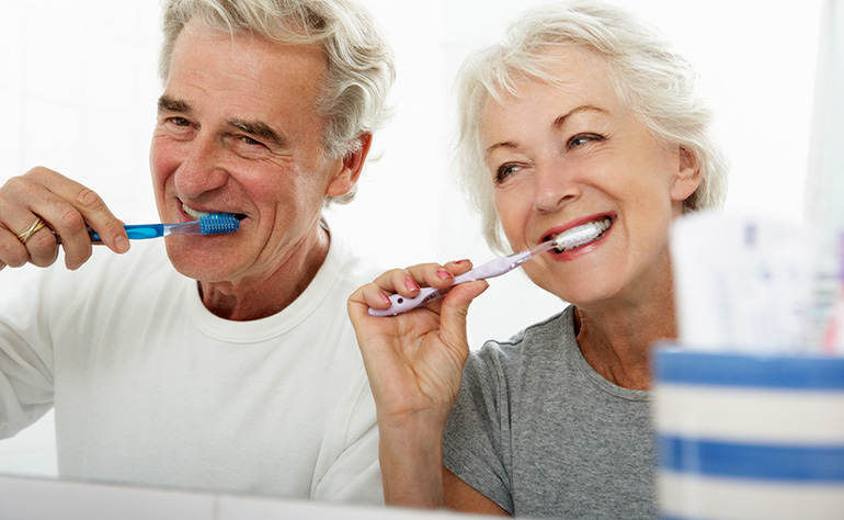 couple de personnes âgées se brosser les dents