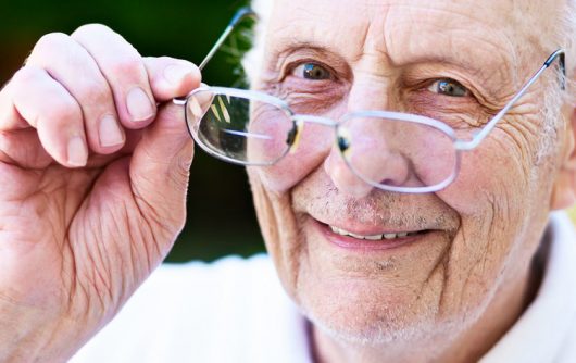 homme aîné, tenue, lunettes oeil