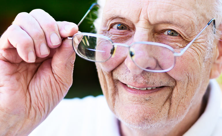 homme aîné, tenue, lunettes oeil