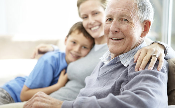 grand-père avec sa fille et son petit-fils souriant