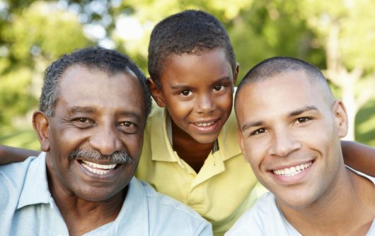 père fils et petit-fils souriant