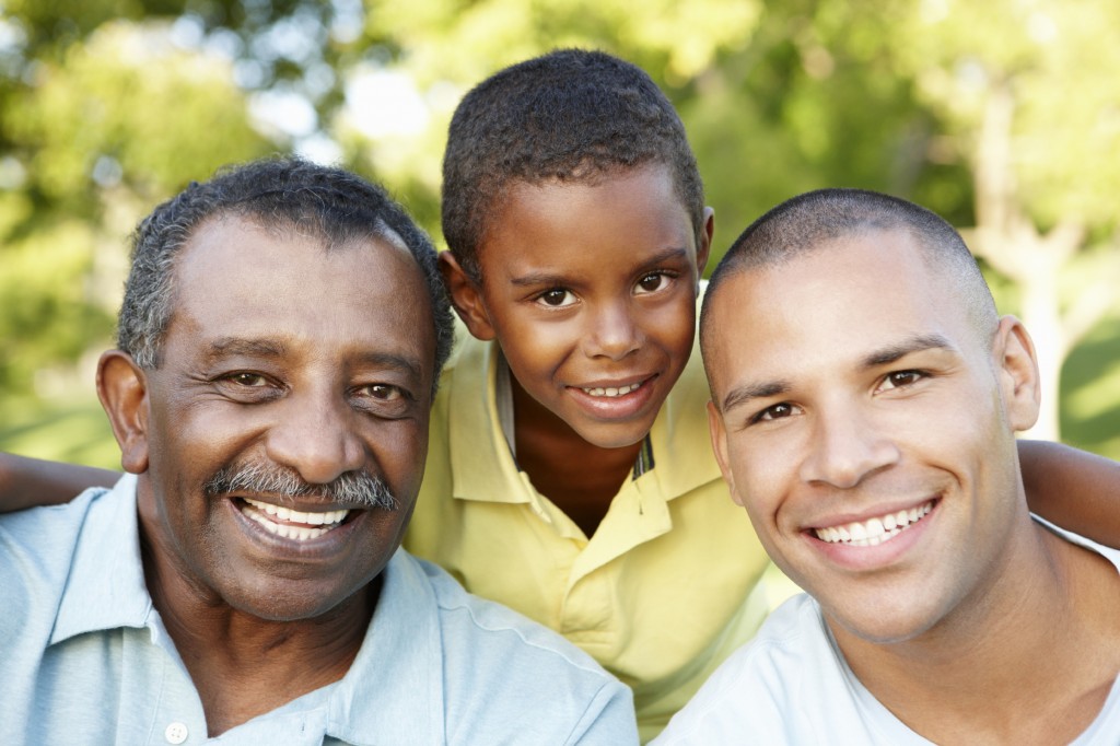 père fils et petit-fils souriant