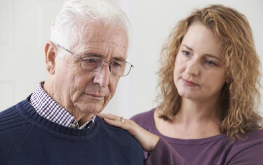 Femme adulte regardant avec inquiétude l'homme senior