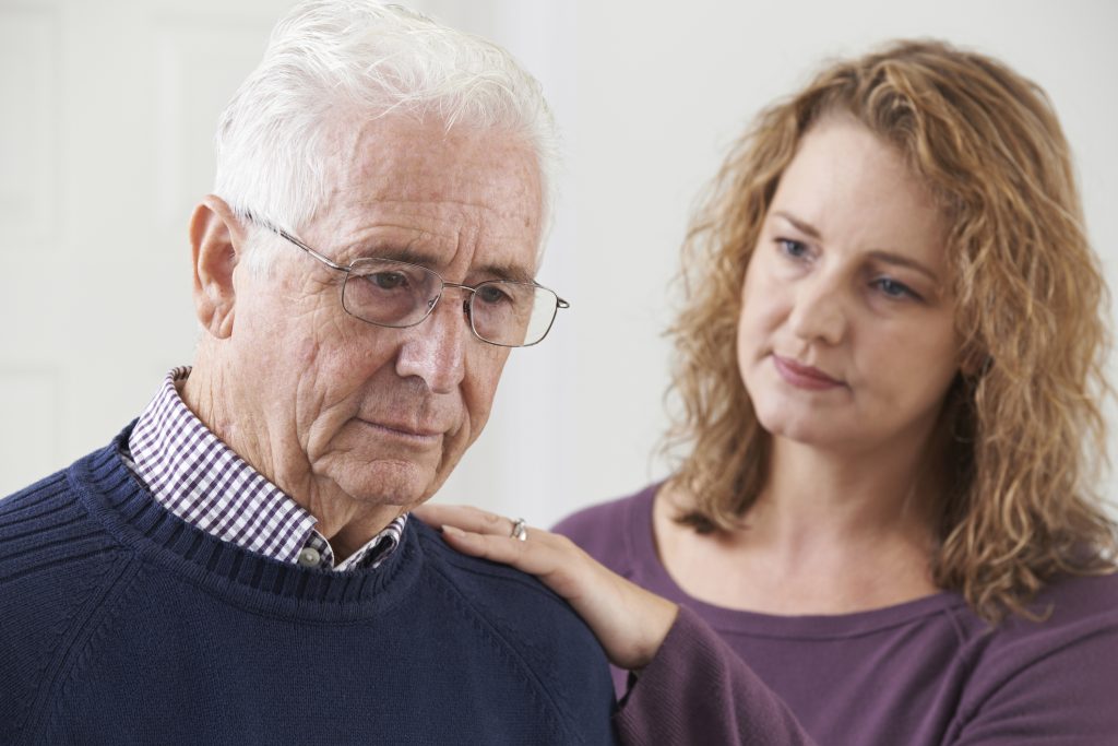 Femme adulte regardant avec inquiétude l'homme senior