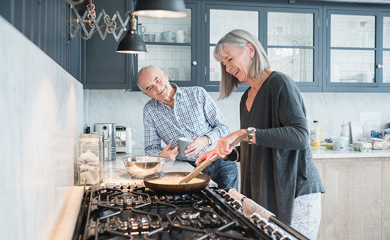 couples aînés, cuisine, à, poêle