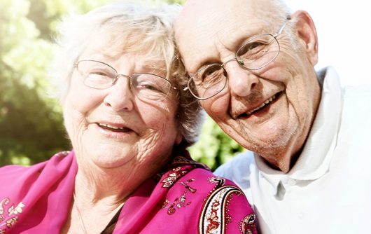 couple de personnes âgées souriant