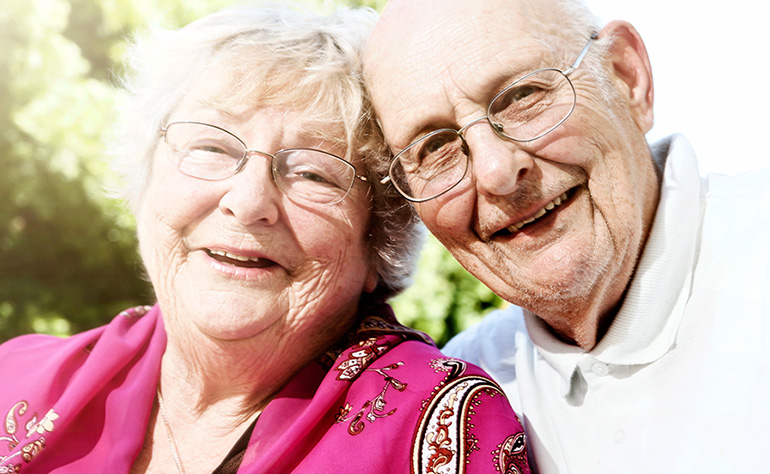 couple de personnes âgées souriant