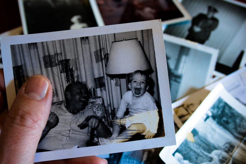 main tenant une photo en noir et blanc d'un homme adulte et d'un bébé