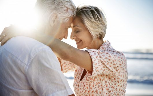 couples aînés, embrasser, sur, plage