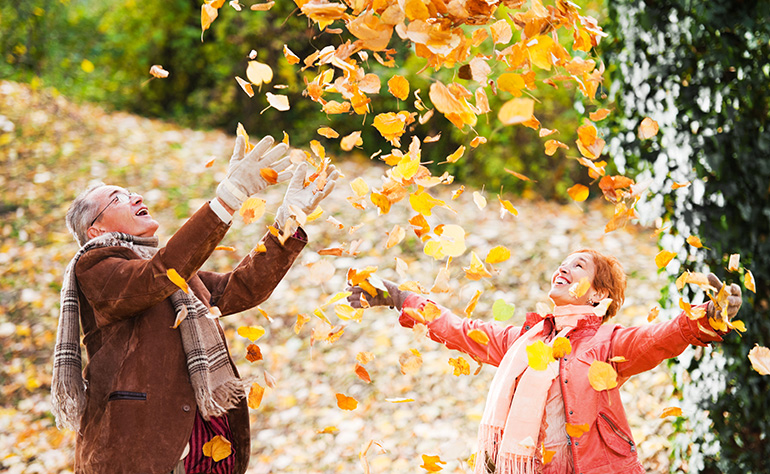 les aînés jouant dans les feuilles