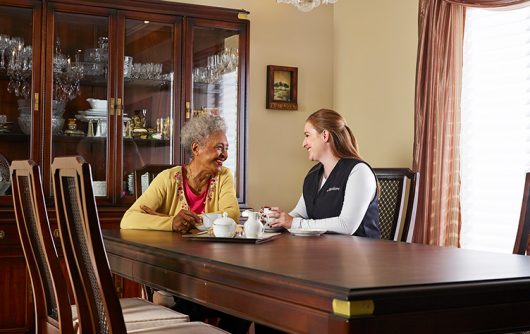 soignant et femme âgée prenant le thé