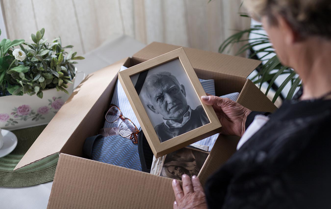 femme aînée, regarder photographie en noir et blanc d'un homme senior