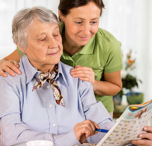 Femme âgée avec soignant regardant du papier