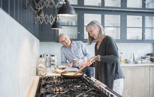 femme et homme préparant un repas