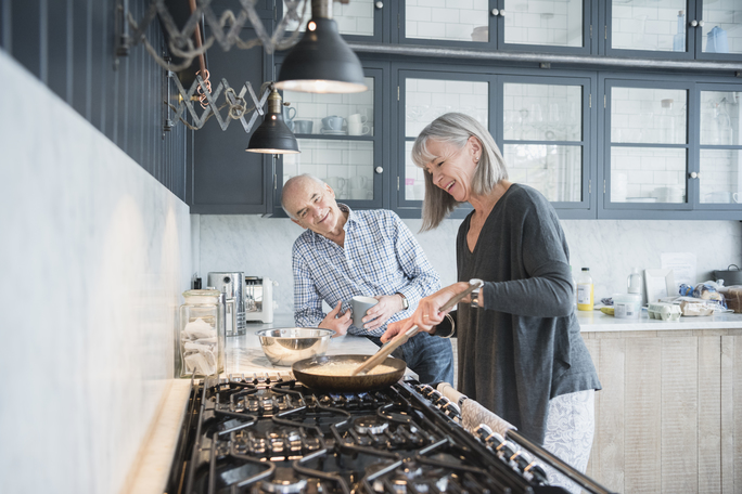 femme et homme préparant un repas